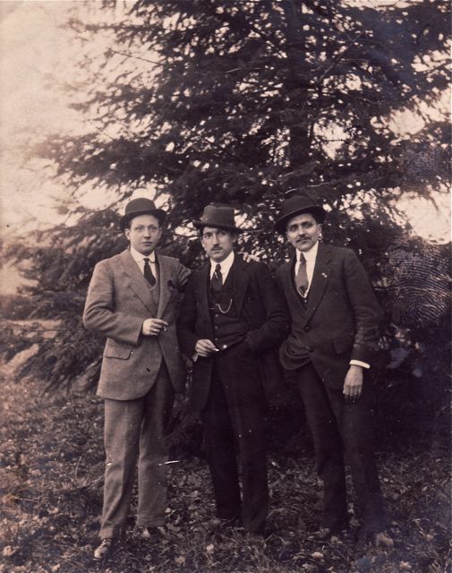 Dit waren de enige drie mannen in ons dorp die wisten hoe je superzuinig kon omgaan met één blok Sunlightzeep. Succes bij de vrouwen, n-i-e-t te geloven!